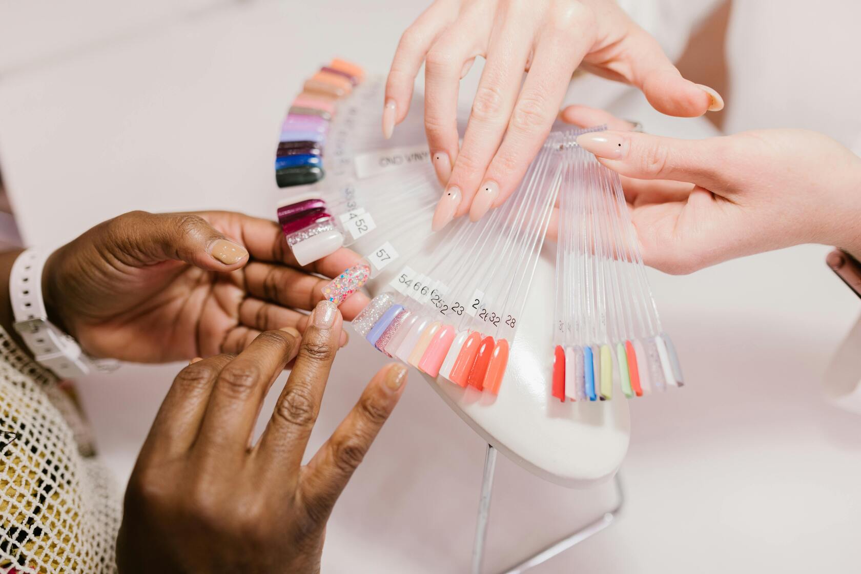 ¿Qué colores de uñas están de moda este año 2024?